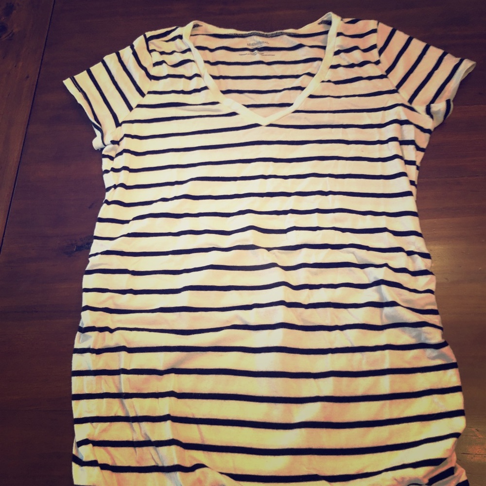 Motherhood V Neck Maternity T-shirt size small